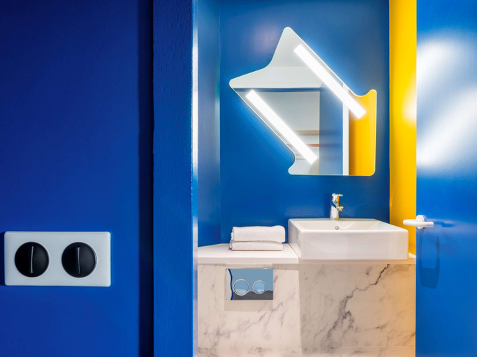 Bathroom 4, ibis budget Luton Airport, Luton