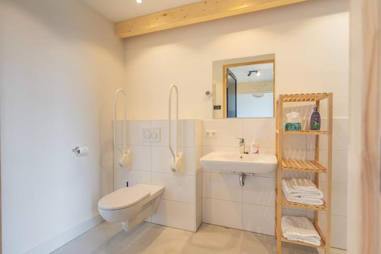 Bathroom 3, De Groene Bollenschuur, Hillegom