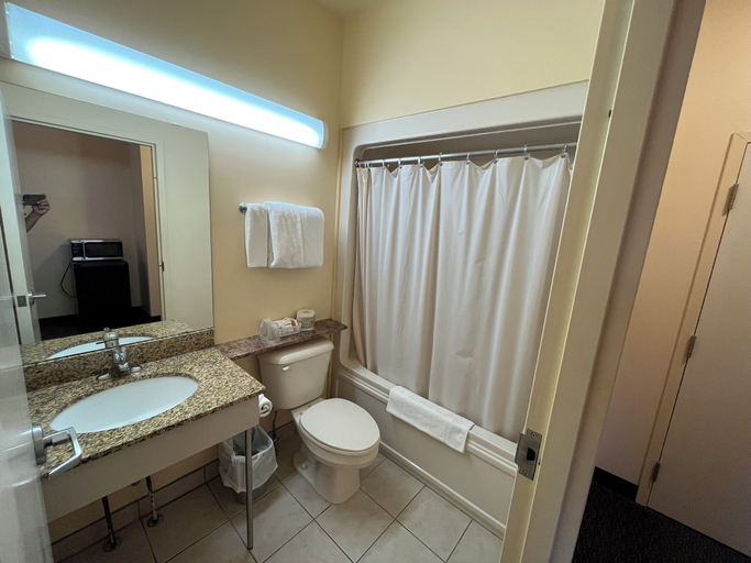 Bathroom 3, Fairview Inn, Haldimand-Norfolk