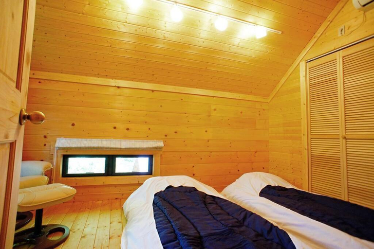 Bedroom 2, HARUNA CABIN 森の中のログハウス 、広々ウッドデッキでBBQ、公園散策、北軽井沢観光, Tsumagoi
