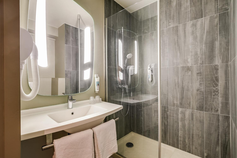 Bathroom 2, ibis Marne-la-Vallée Noisy, Seine-Saint-Denis