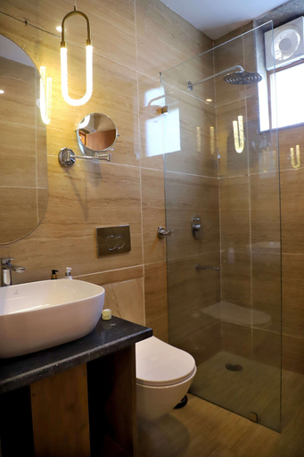 Bathroom 5, Heaven in Himalayas, Garhwal