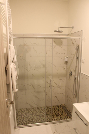 Bathroom 3, Ideal city, Tutin