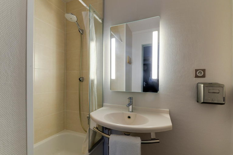Bathroom 3, B&B Hotel NANTES Parc Expos La Beaujoire, Loire-Atlantique
