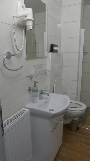 Bathroom 5, Hotel Zum Bohmegrund, Heidekreis