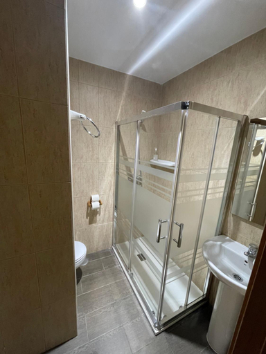 Bathroom 5, Hostal Tres Hermanos, Madrid