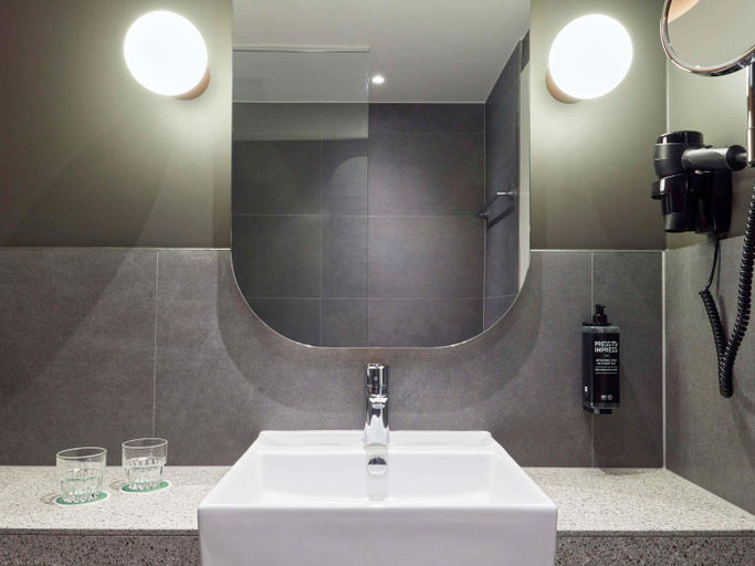 Bathroom 10