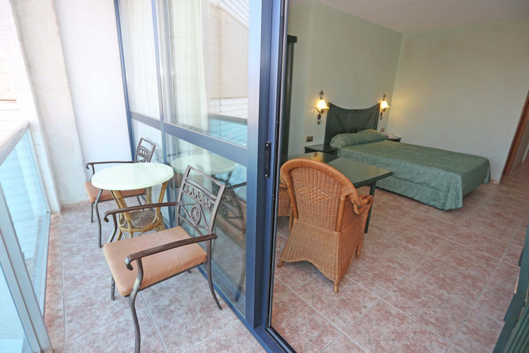Others 5, Kaktus Albir, Alicante