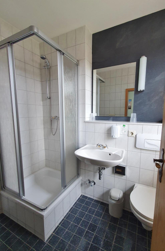 Bathroom 5, Hotel Zittauer Hutte, Görlitz