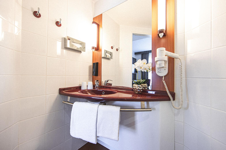 Bathroom 16