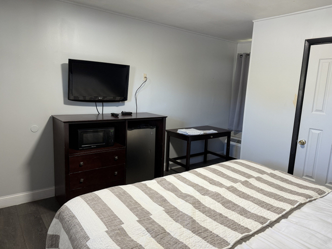 Bedroom 2, Budget Inn, Atlantic