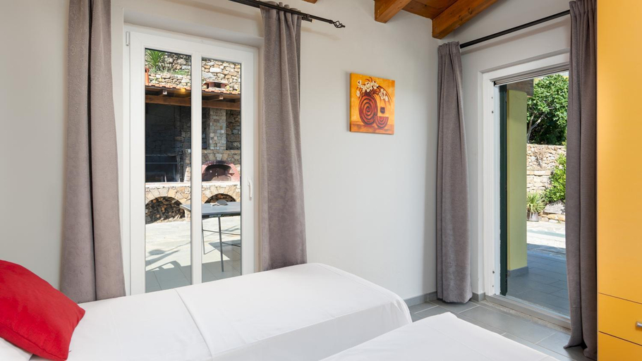 Bedroom 2, VILLA VITTORIO 6&2 Emma Villas, Imperia