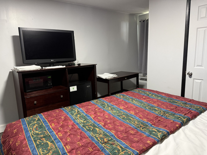 Bedroom 2, Budget Inn, Atlantic