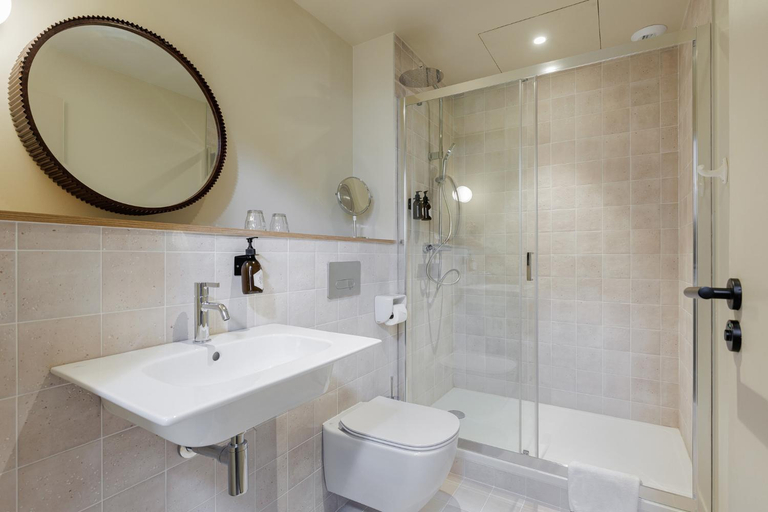 Bathroom 3, Frenchdoor Orleans 7 Dormants, Loiret