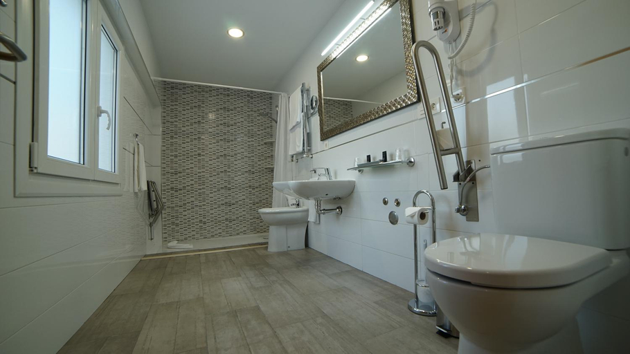 Bathroom 4, Hotel Infante Antequera, Málaga