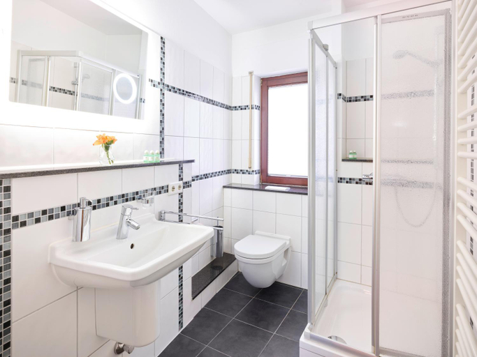 Bathroom 5, Portofino, Bonn