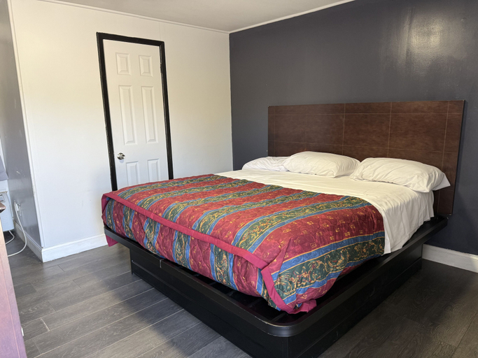 Bedroom 5, Budget Inn, Atlantic