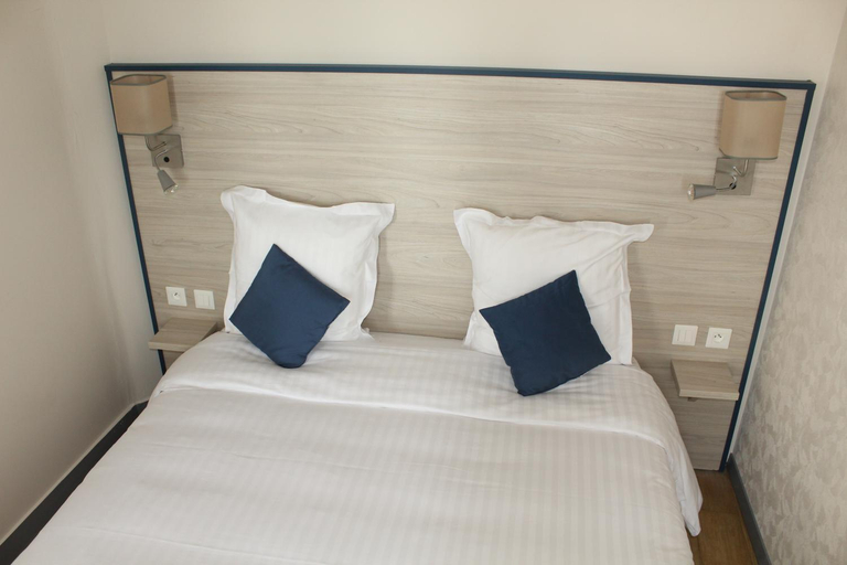 Bedroom 2, Logis Le Grand Hotel, Sarthe
