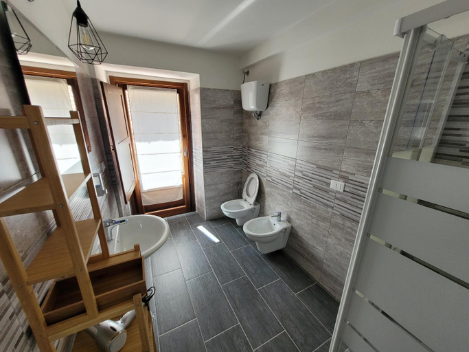 Bathroom 3, Il Bivacco del Duomo, L'Aquila