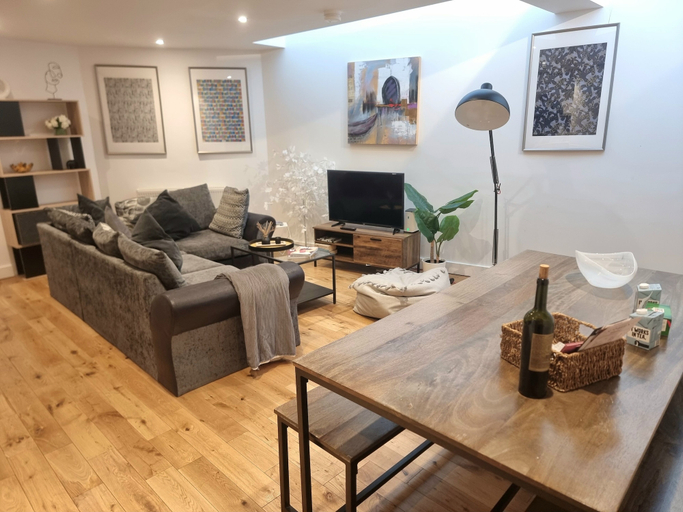 Others 5, Large Duplex 7 Adults at London Bridge, London
