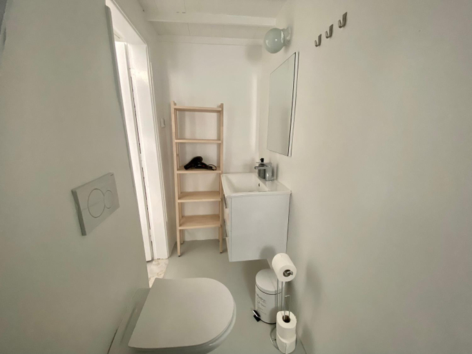 Bathroom 5, Elenita’s Mykonos town flat, South Aegean