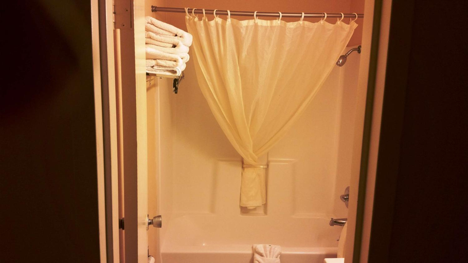 Bathroom 4, Motel 6 Elk City, OK, Beckham