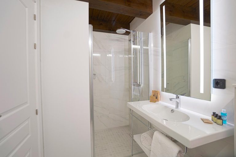 Bathroom 2, Hotel As Torres da Hermida, Lugo