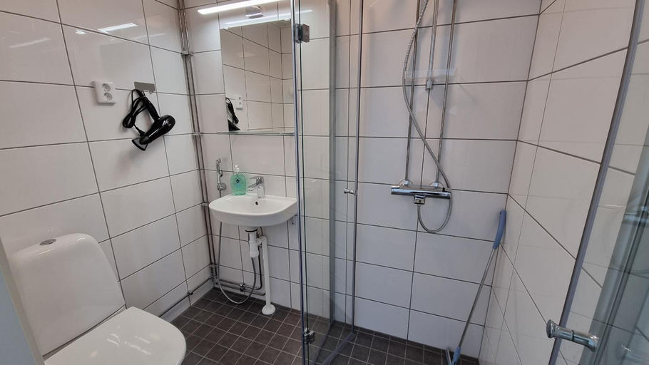 Bathroom 3, Gasthaus Vanha-Merivartioasema, Kymenlaakso
