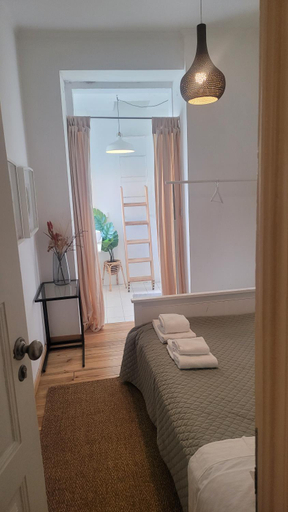 Others 2, Tiny suite with private bathroom - Bairro Alto, Lisbon