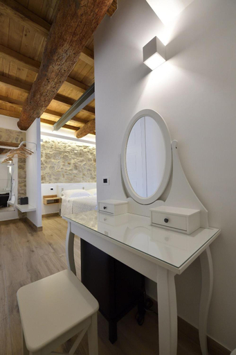 Others 2, Le Benedettine Affittacamere Relais, Latina
