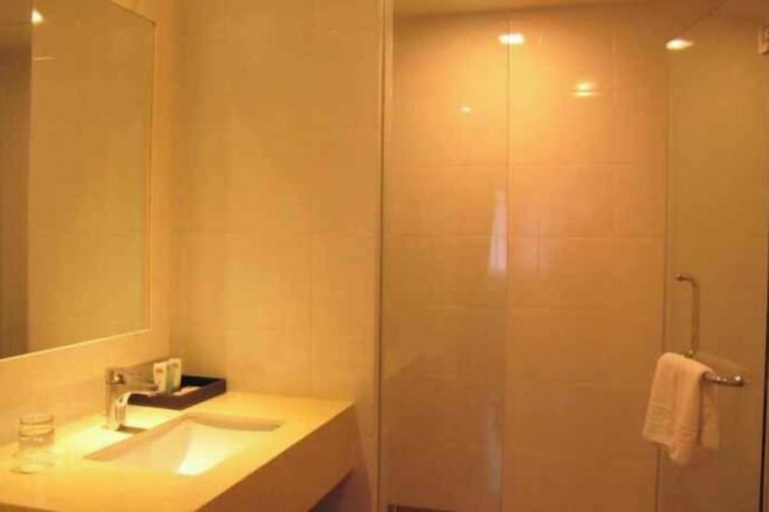Bathroom 12
