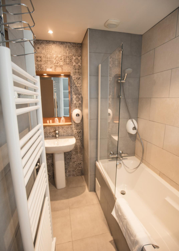 Bathroom 4, Hotel De L'univers, Ille-et-Vilaine