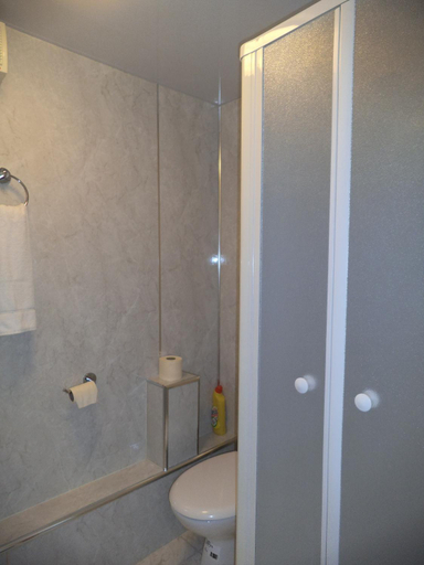 Bathroom 4, Menzies Guest House, Edinburgh