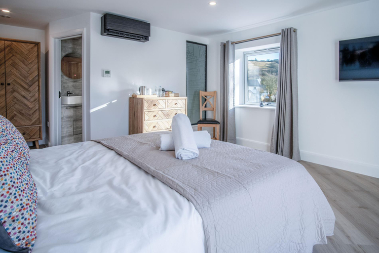 Bedroom 2, Suite 9 - Sleeping Giant Hotel - Pen Y Cae Inn, Powys