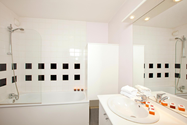 Bathroom 4, Séjours et Affaires Lille Europe, Nord