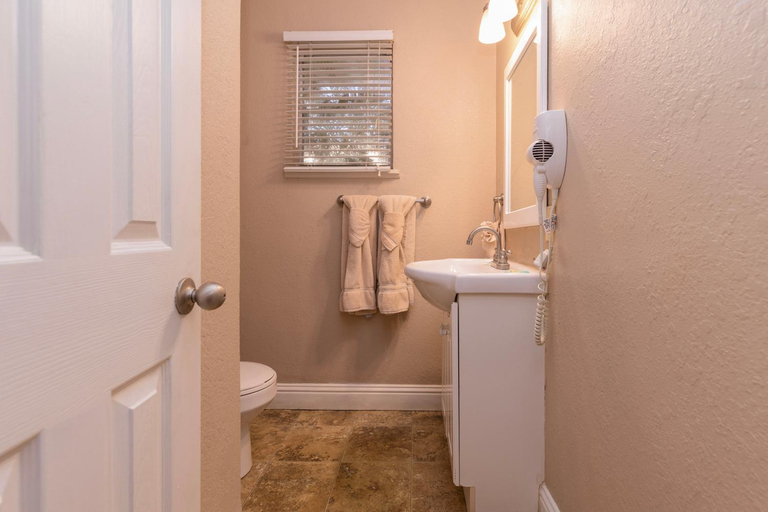 Bathroom 2, Country Inn Motel, Gillespie