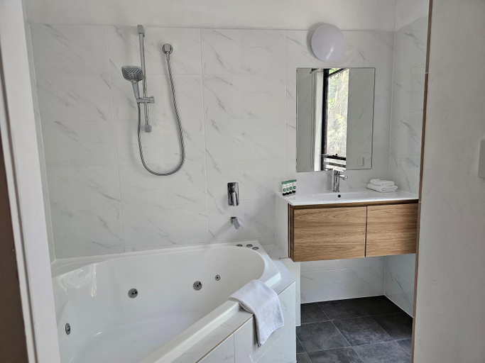 Bathroom 4, Wanderers Retreat Port Stephens, Port Stephens
