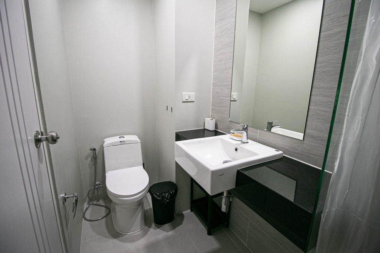Bathroom 14