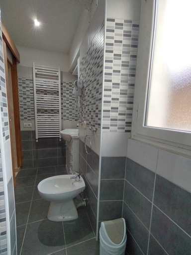 Bathroom 3, La Mensa Ponderaria, Rome