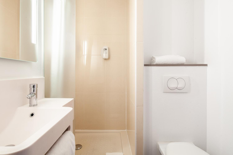 Bathroom 4, B&B Hotel Paris Saint-Denis Pleyel, Seine-Saint-Denis
