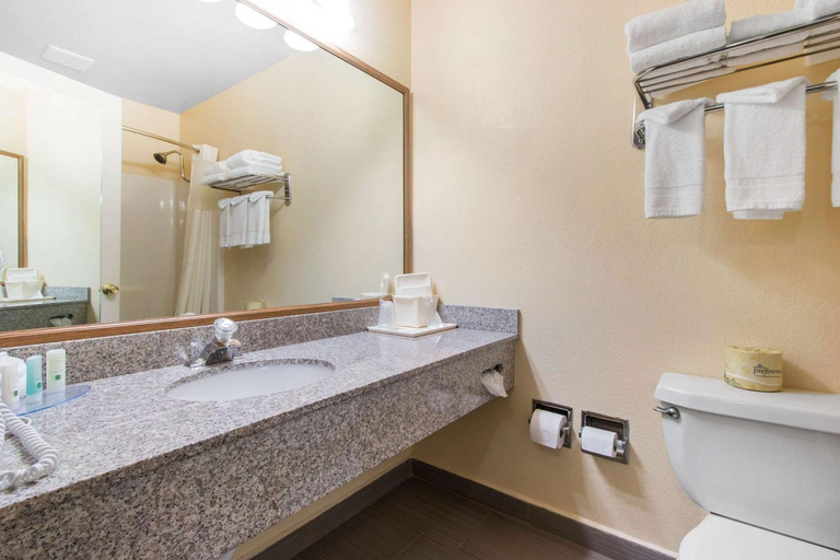 Bathroom, Quality Inn & Suites Crescent City Redwood Coast, Del Norte