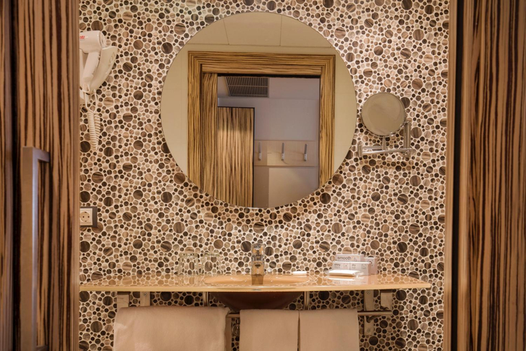 Bathroom 5, Yomo Mola Park