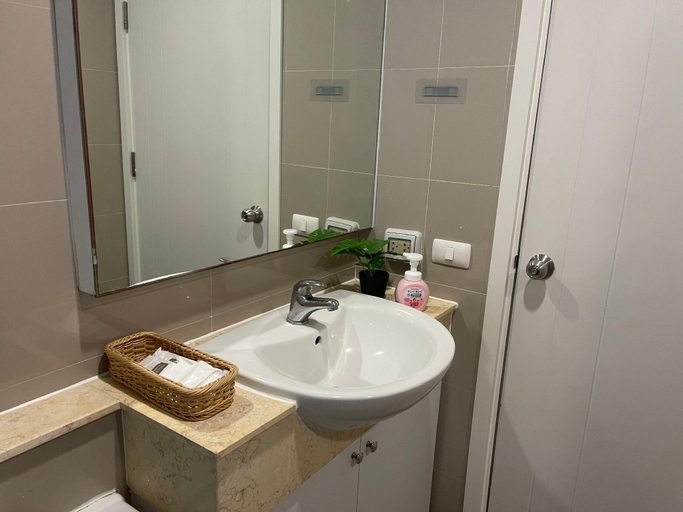 Bathroom, C sky || Seaview @ The Blu X (High floor), Muang Chon Buri