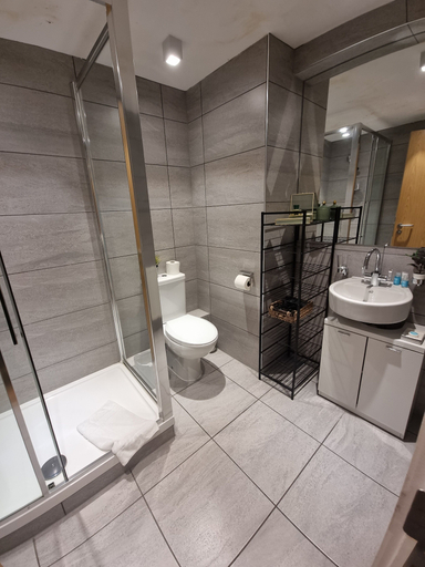 Bathroom 2, Large Duplex 7 Adults at London Bridge, London