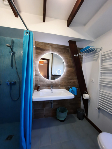 Bathroom 5, Le petit moulin rouge, Manche