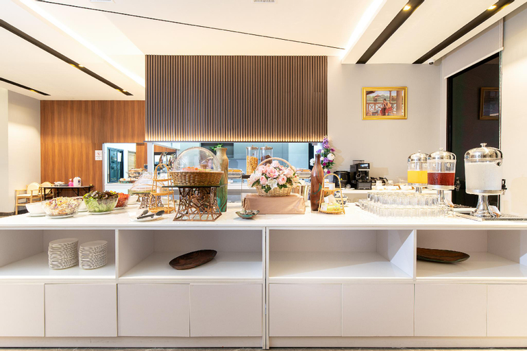 Food & Drinks 4, Crystal Srivaree Suvarnabhumi Hotel, K. Bang Sao Thon