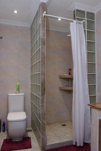 Bathroom 2, PachobyDaisy, Nyando