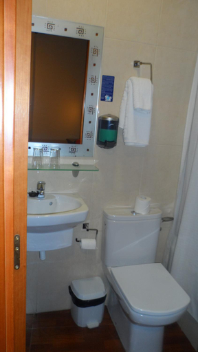 Bathroom 2, Hostal La Nava, Madrid