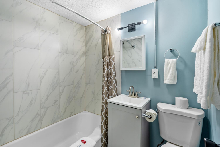 Bathroom 3, Broadway Inn, Pottawattamie
