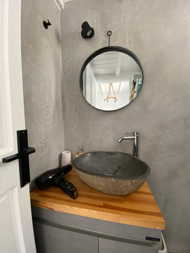 Bathroom 2, Elenita’s Mykonos town flat, South Aegean